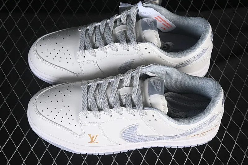 All categories Nk SB Dunk Series Nk SB Dunk Low High-end customized low-top sneakers Nike SB Dunk Low LV joint gray denim hook Anniversary high-end customized low-top casual sneakers CS1688-126